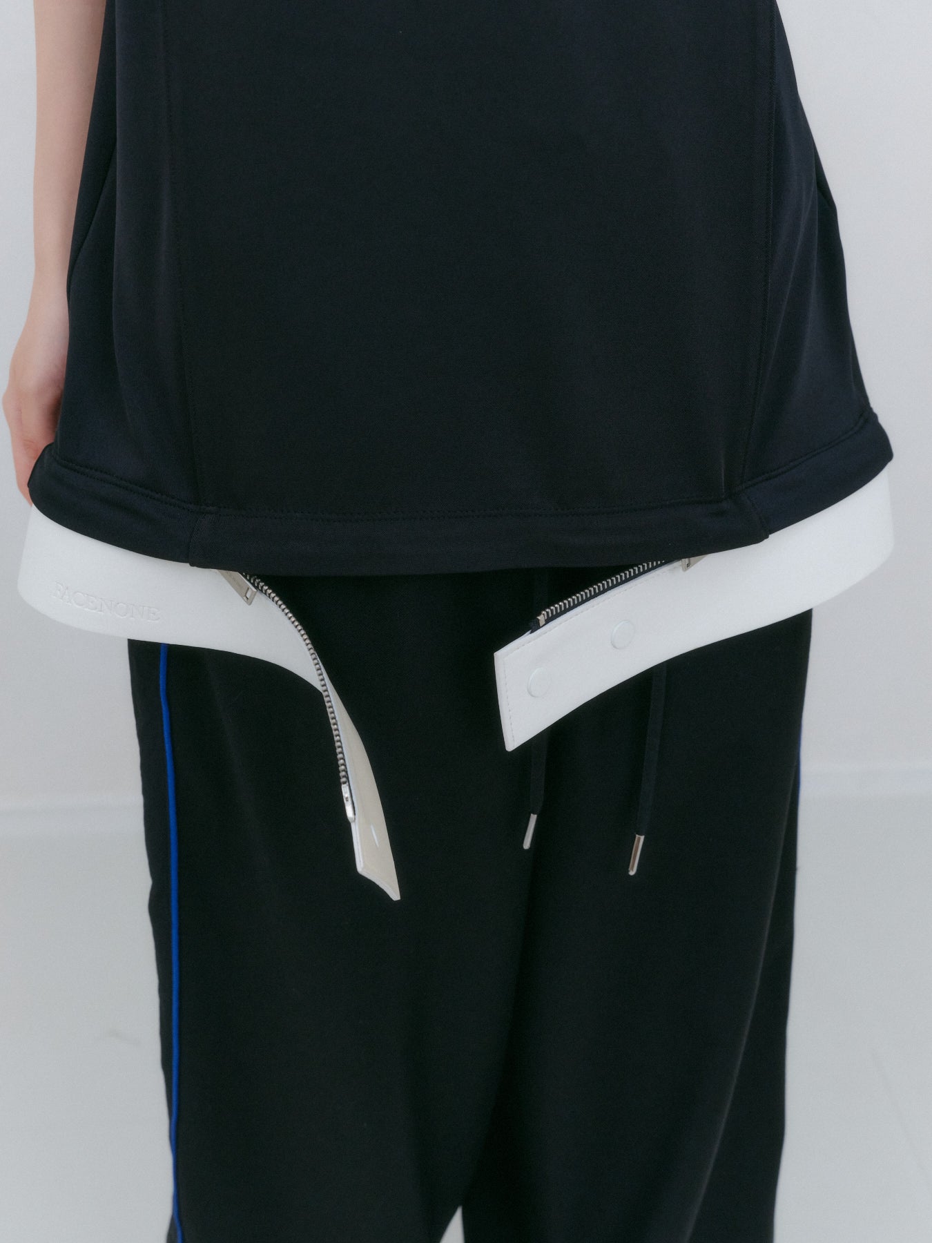 ベルトディテールTシャツ