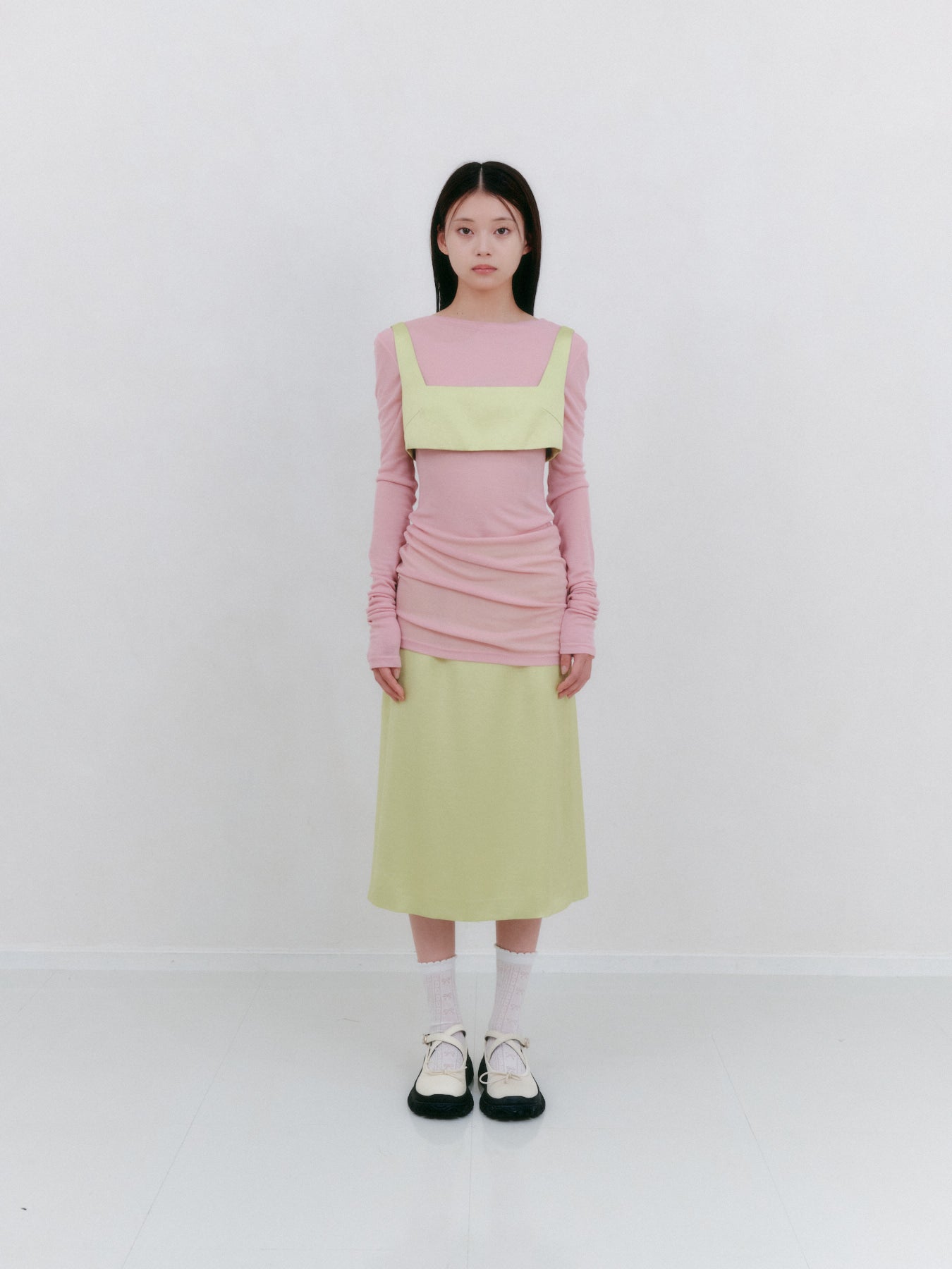 サテンミディスカート