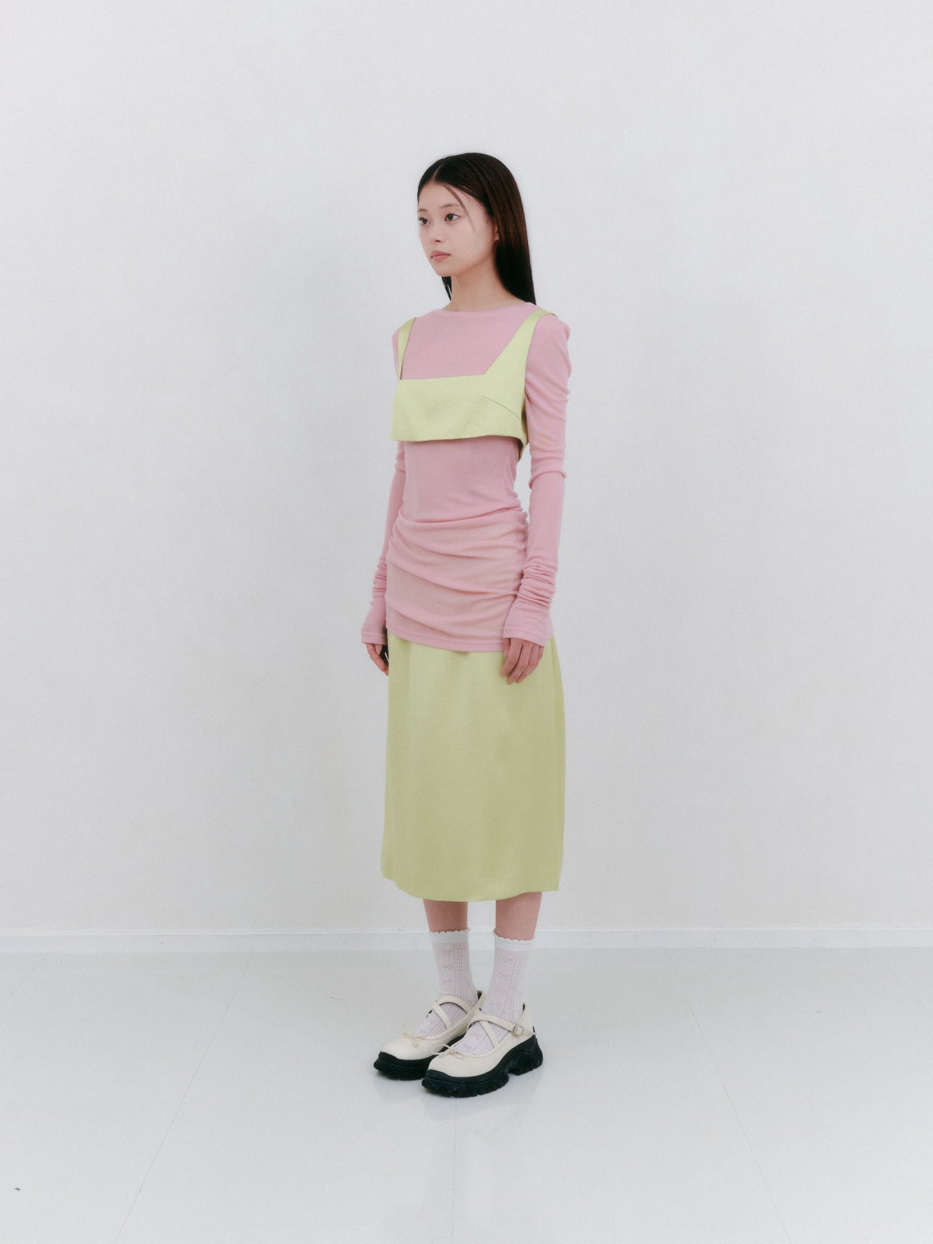 サテンミディスカート