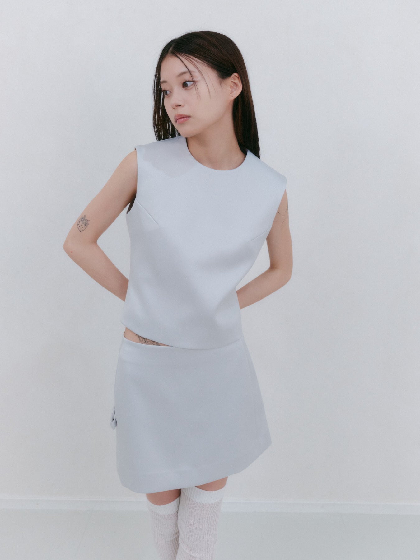 タイトフィットサテンノースリーブトップ