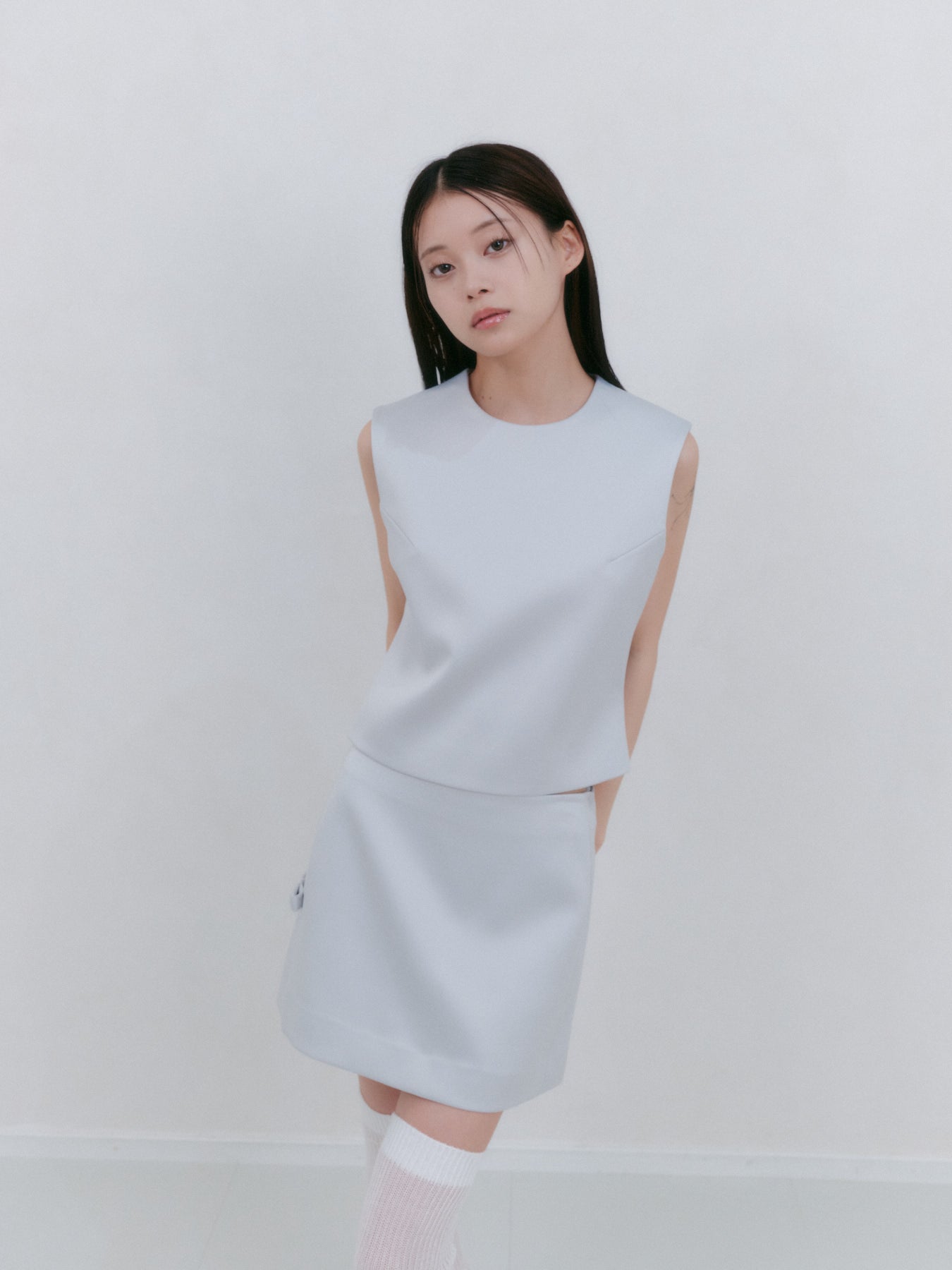 タイトフィットサテンノースリーブトップ