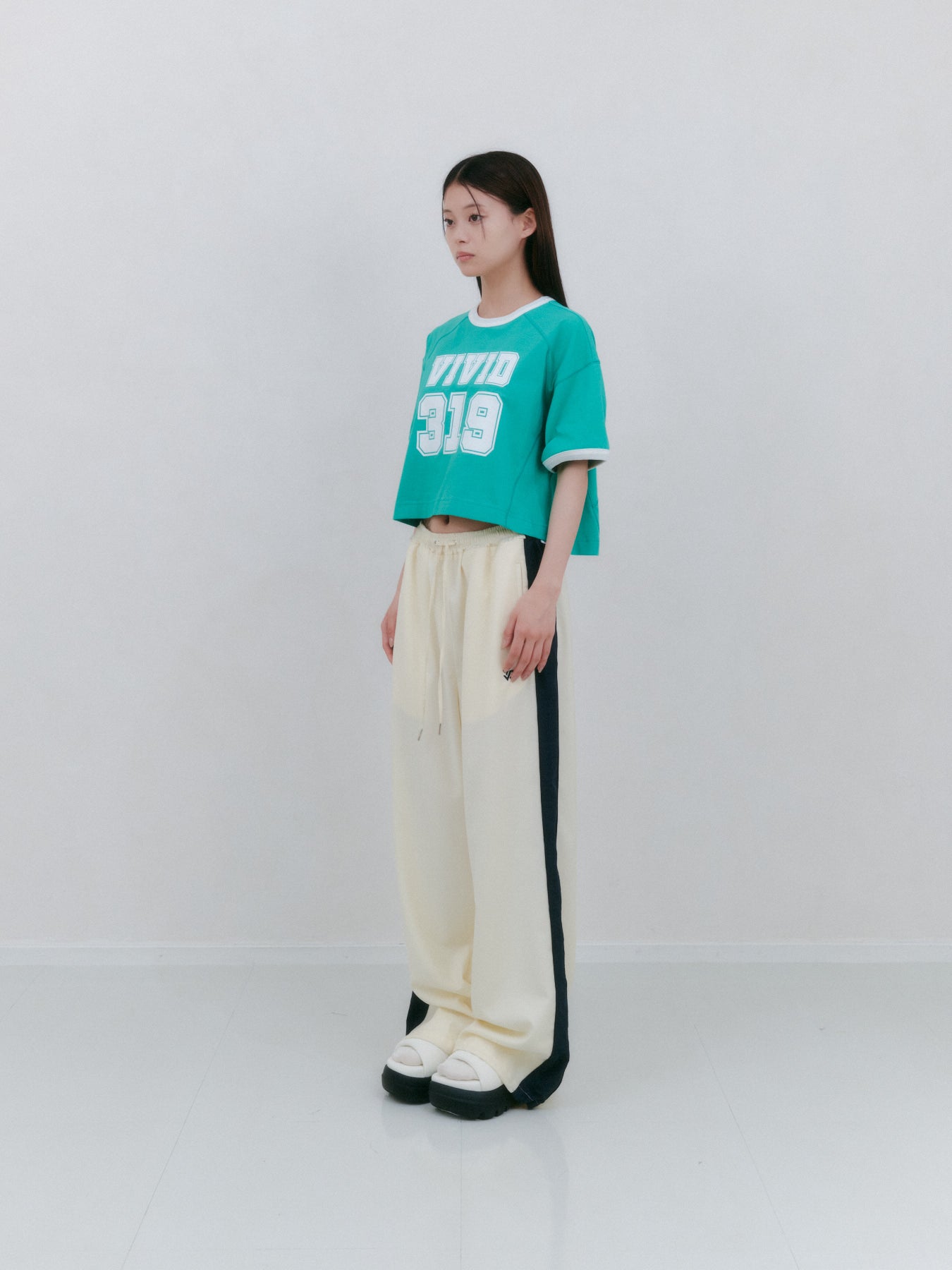 VIVIDビッグロゴクロップドTシャツ – 319VIVID