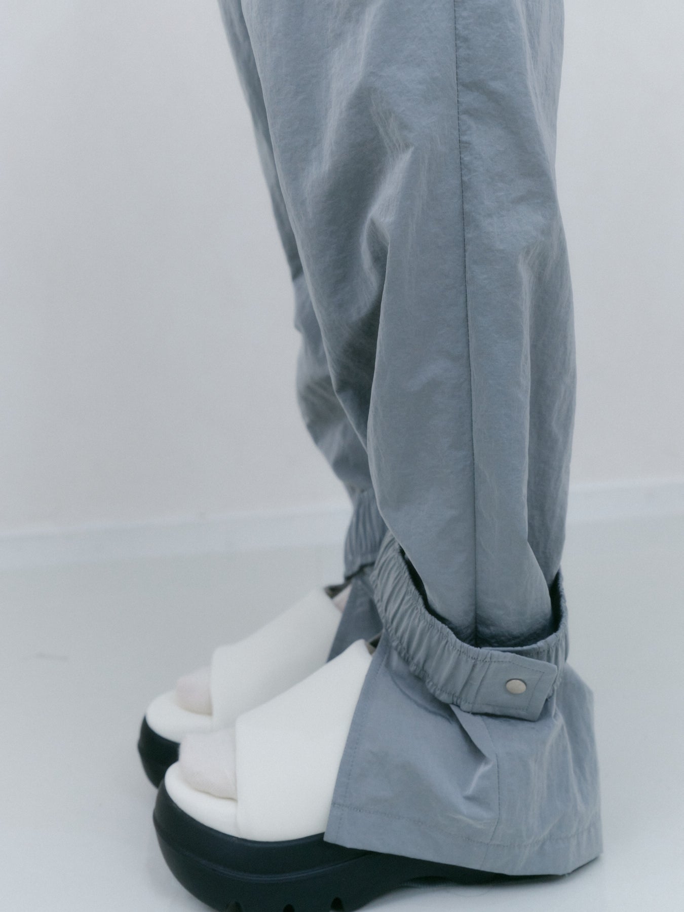 スリットディテールナイロンカーゴパンツ