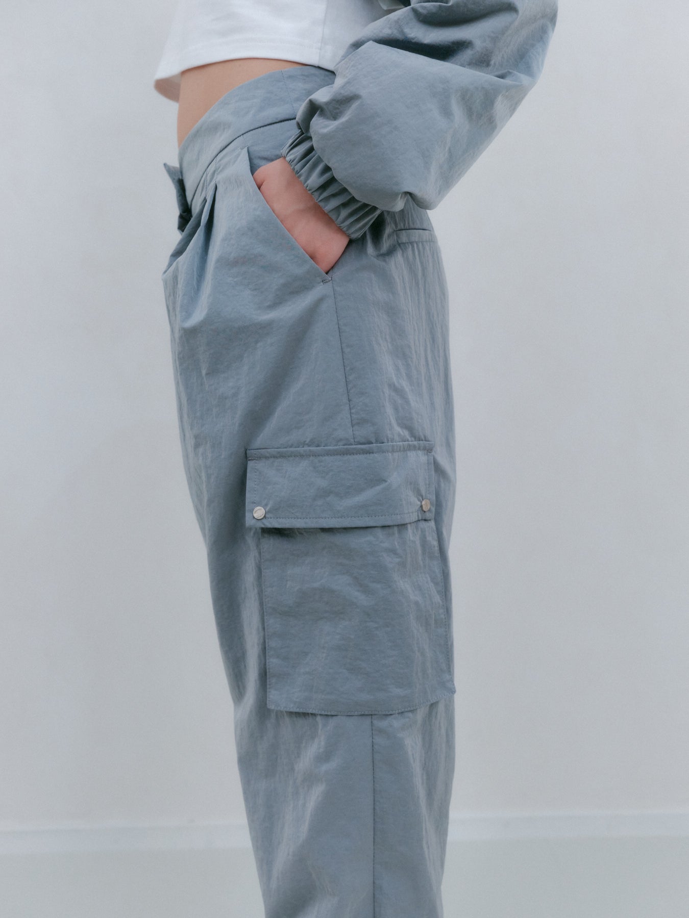 スリットディテールナイロンカーゴパンツ