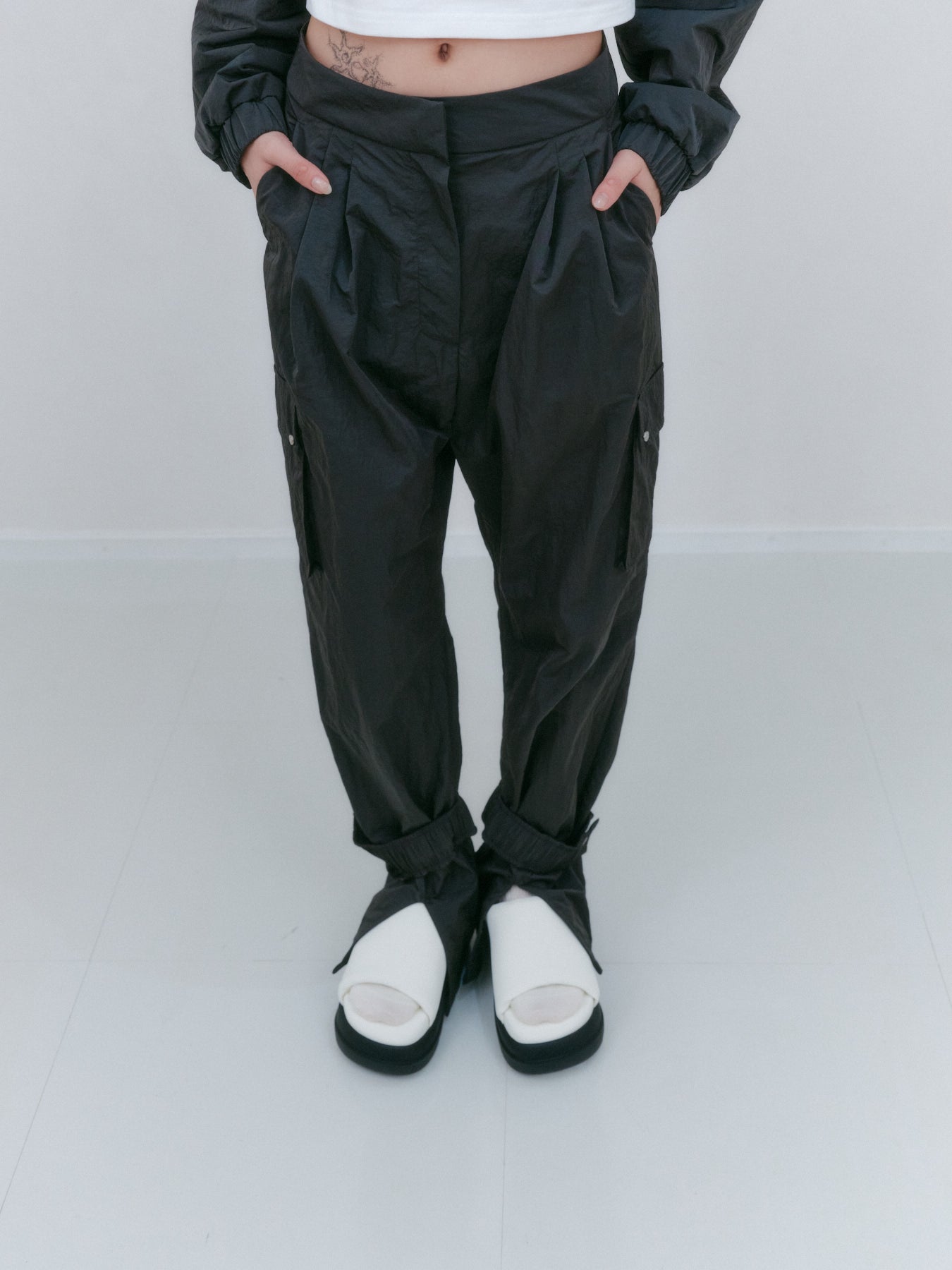 スリットディテールナイロンカーゴパンツ