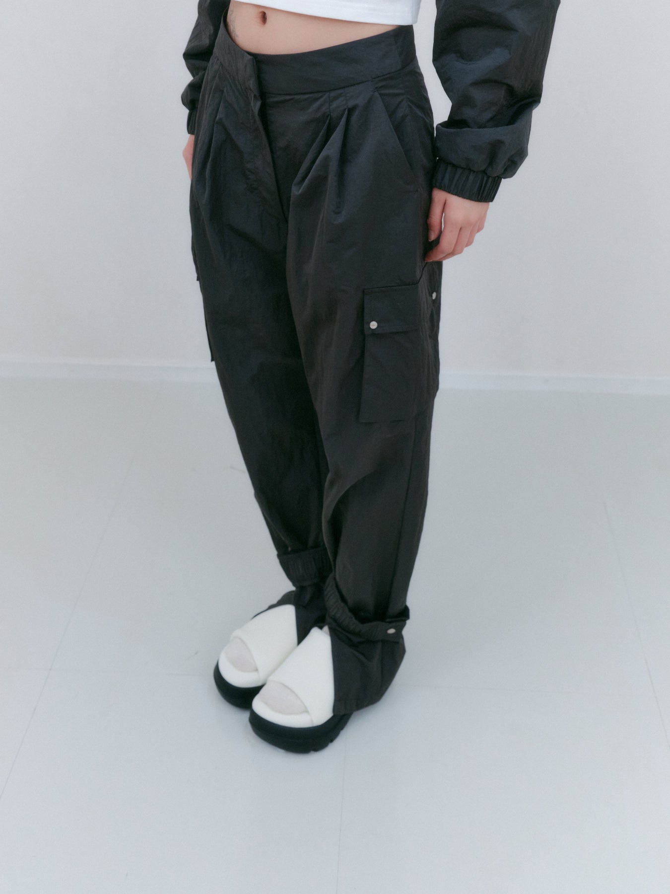 スリットディテールナイロンカーゴパンツ