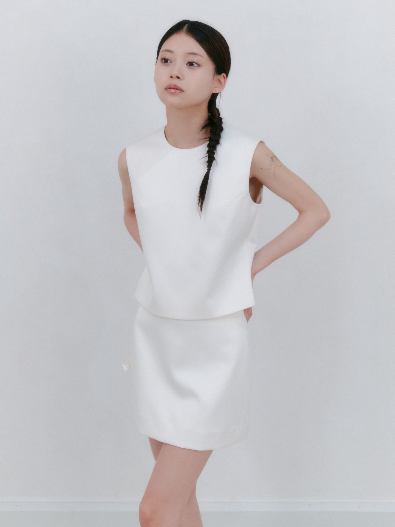 タイトフィットサテンノースリーブトップ