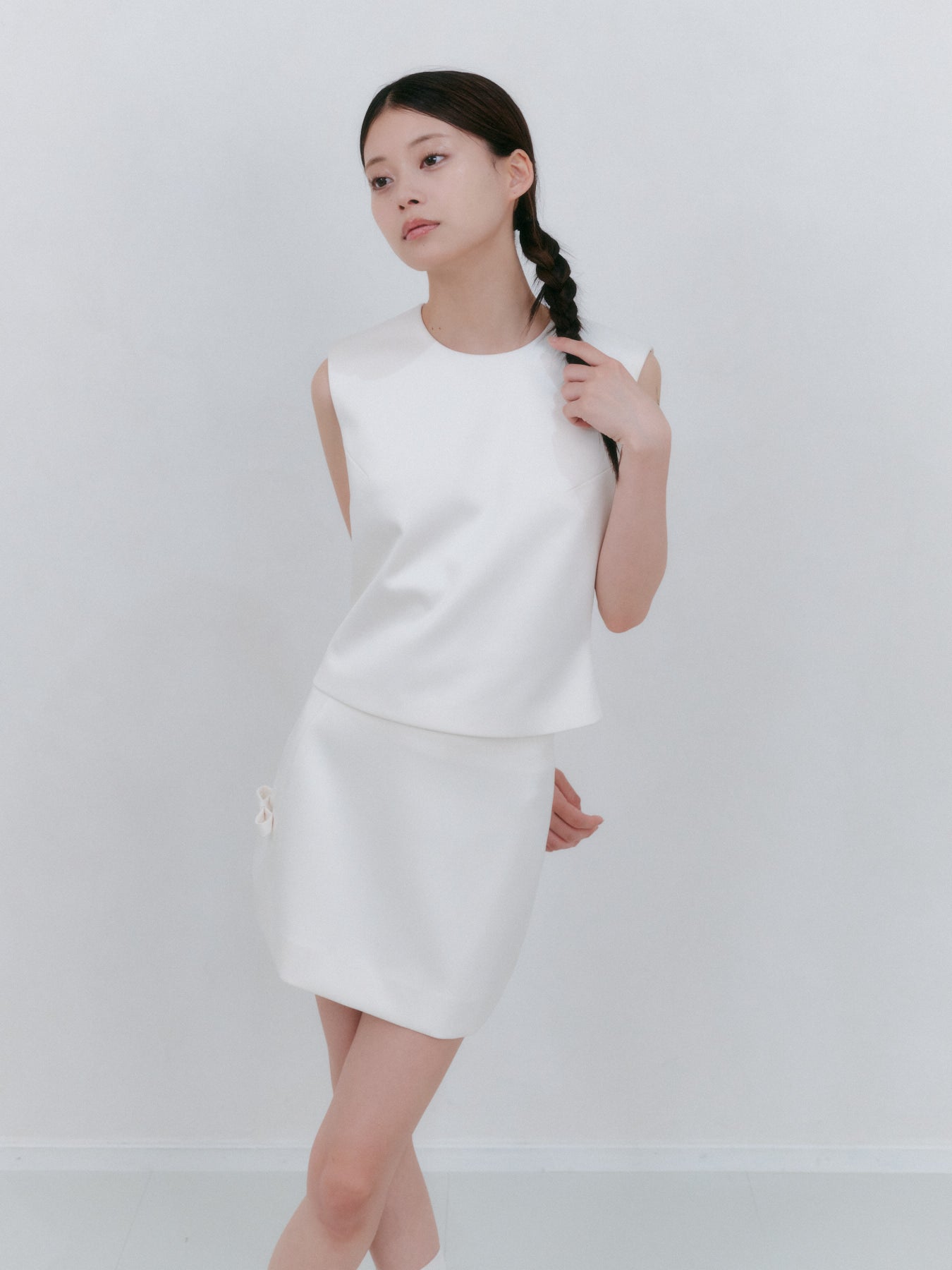 タイトフィットサテンノースリーブトップ