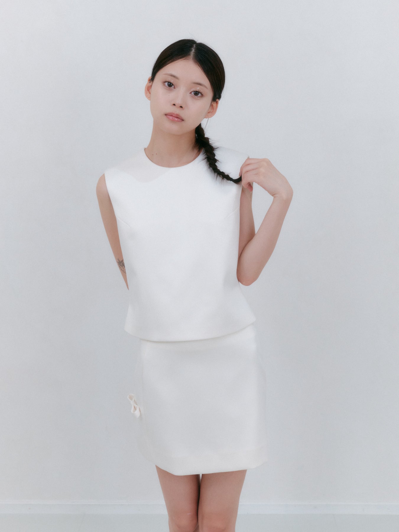 タイトフィットサテンノースリーブトップ