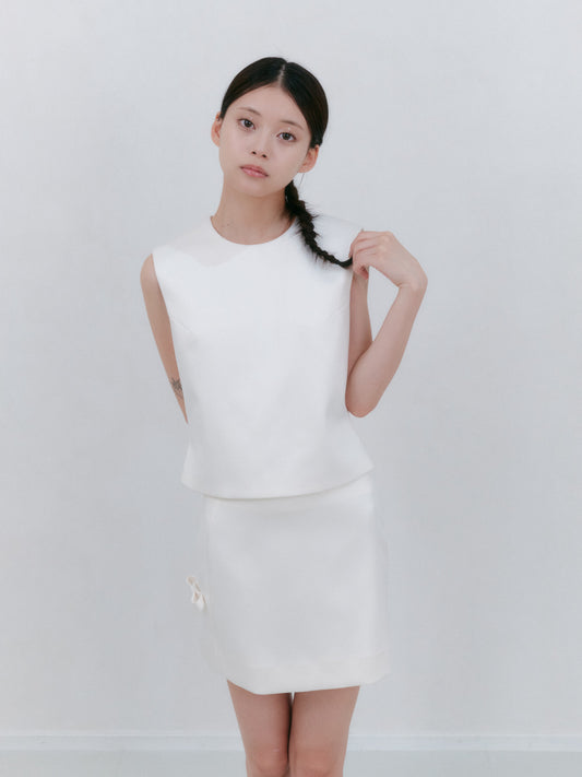 タイトフィットサテンノースリーブトップ