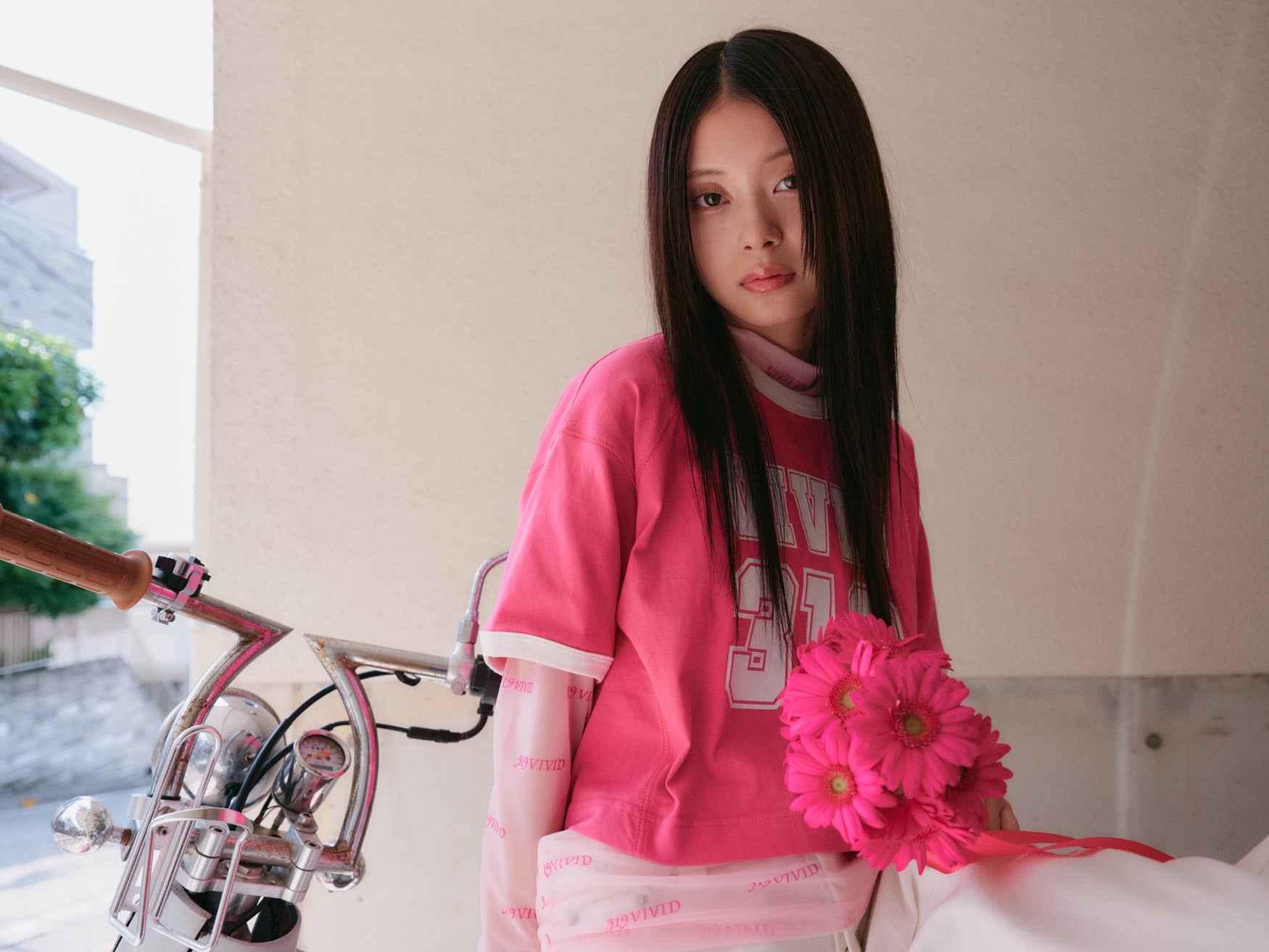 VIVIDビッグロゴクロップドTシャツ – 319VIVID