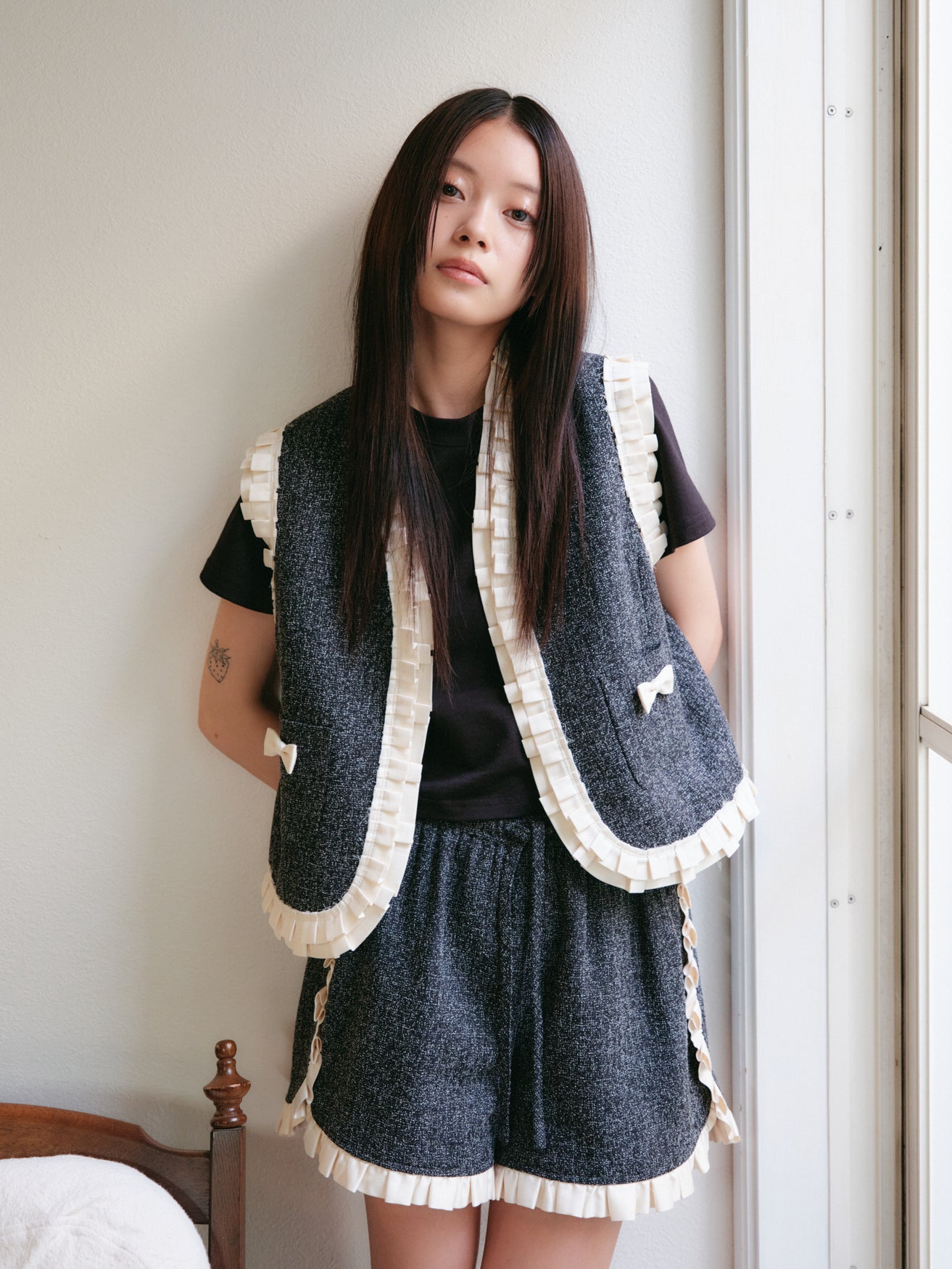 【美品】P イレギュラーフリル ベスト セール】 異素材フリルベスト（ブラック/ベージュ/キナリ/アウター