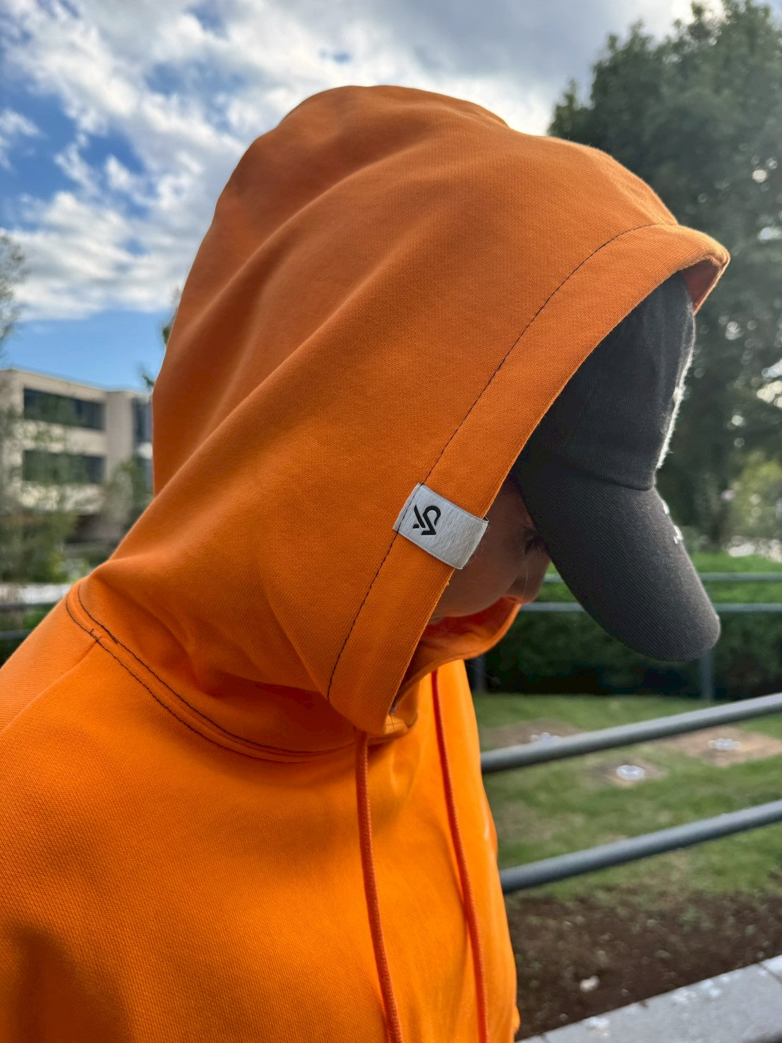 VIVIDロゴフーディー