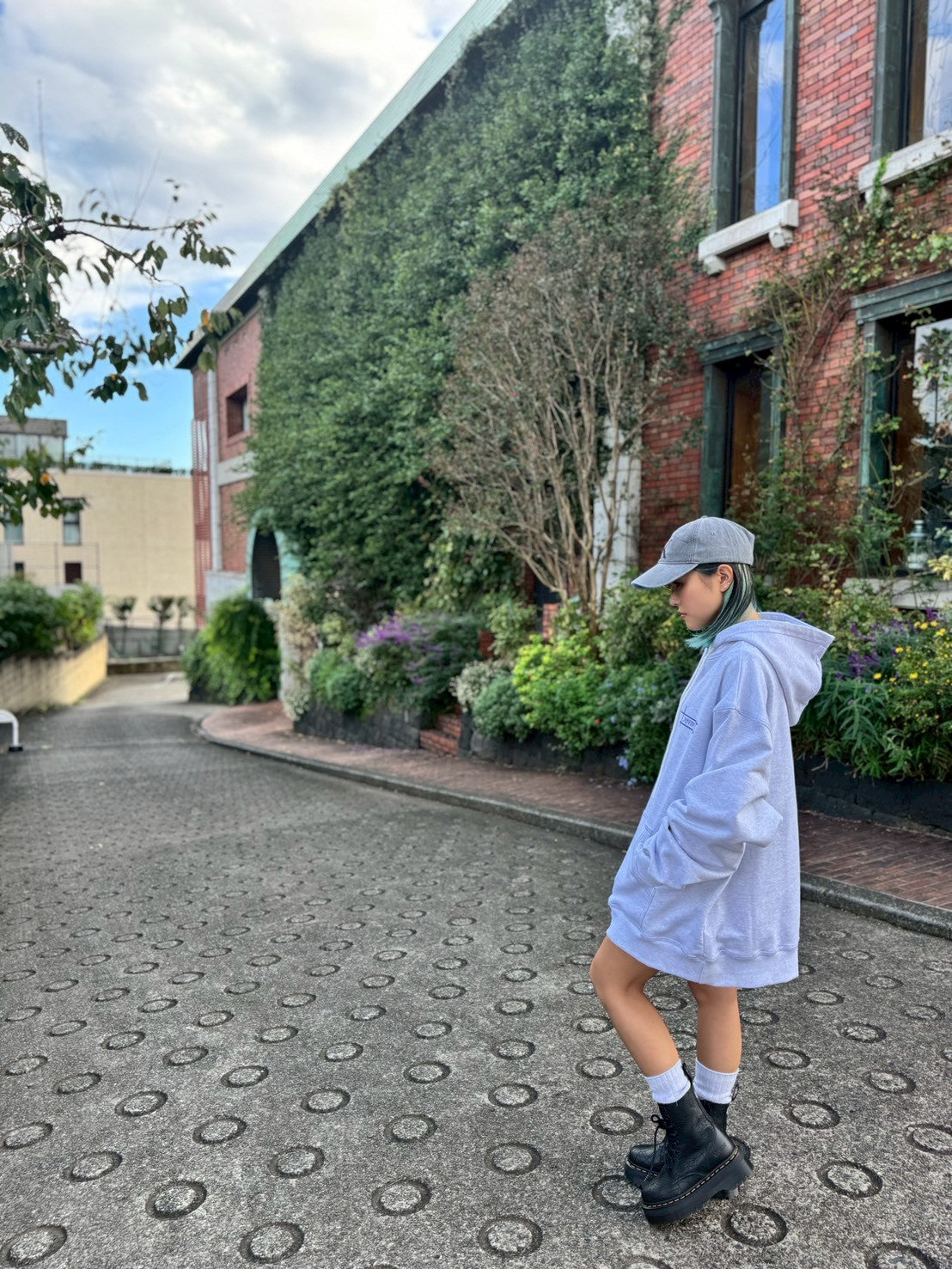 VIVIDロゴフーディー